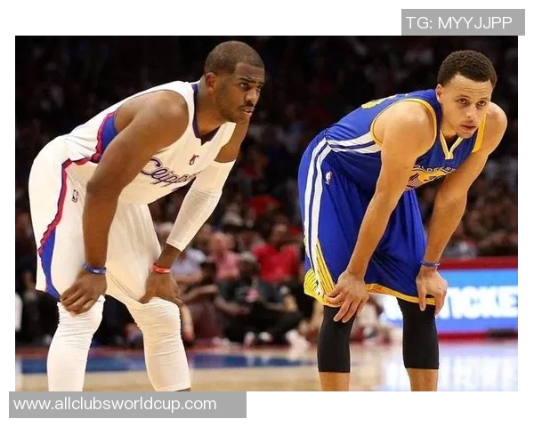 库里在对阵快船时精彩晃倒保罗展现超凡球技引发球迷热议